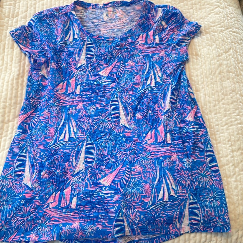 Lilly Pulitzer sailboat and fireworks tee. Good condition. Size small.